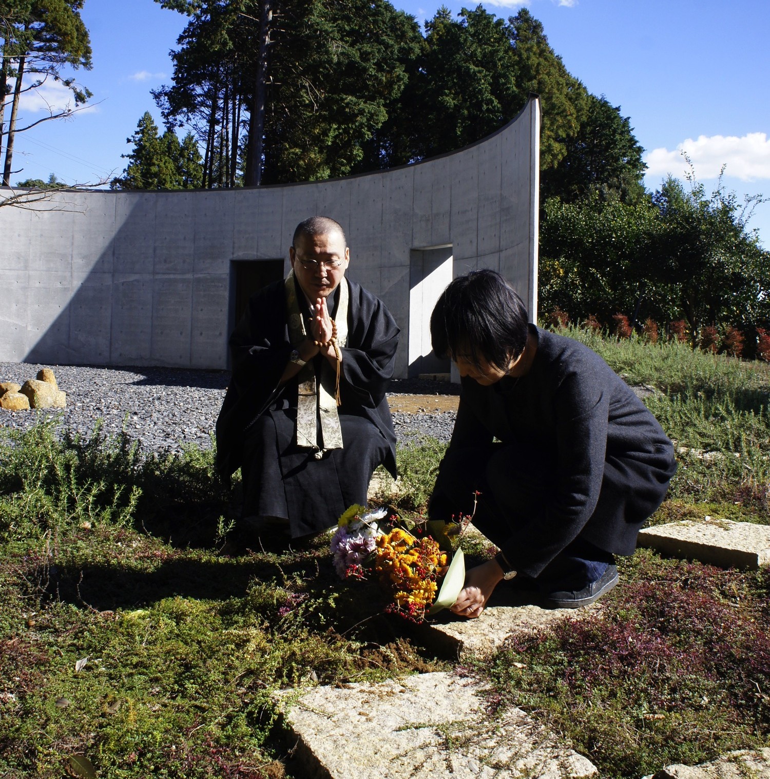 「樹木葬」埋葬までの流れ 筑波山に抱かれた里山に佇む納骨堂と樹木葬